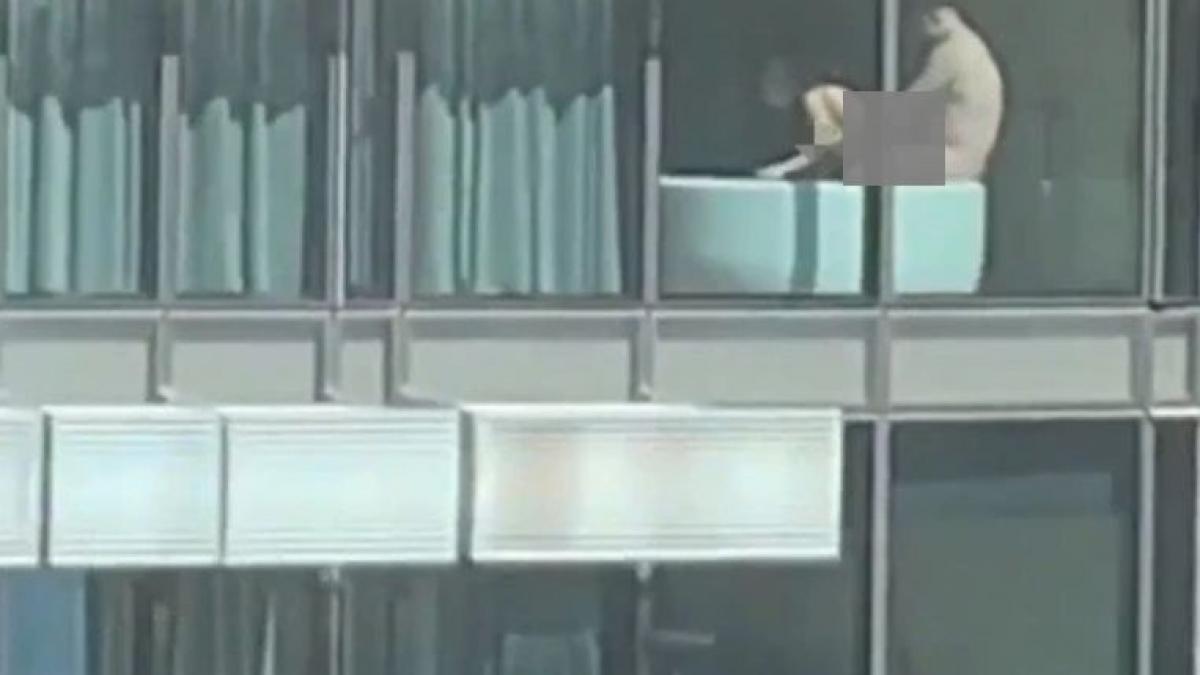 oamenii se aflau la serviciu cand brusc cineva a inceput sa rada isteric cand si au dat seama de ce