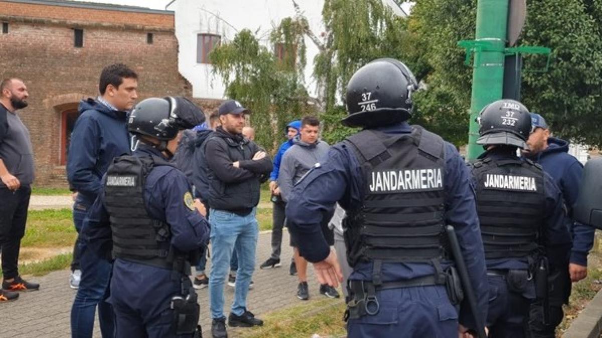 scene violente pe strazile din timisoara bataie cu bate si scaune intre fanii dinamovisti si cei