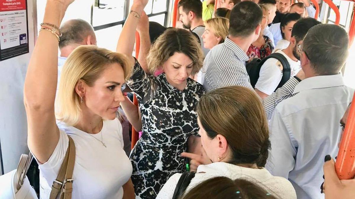 gabriela firea in tramvaiul 21 primarul capitalei surprins din nou in mijlocul de transport foto