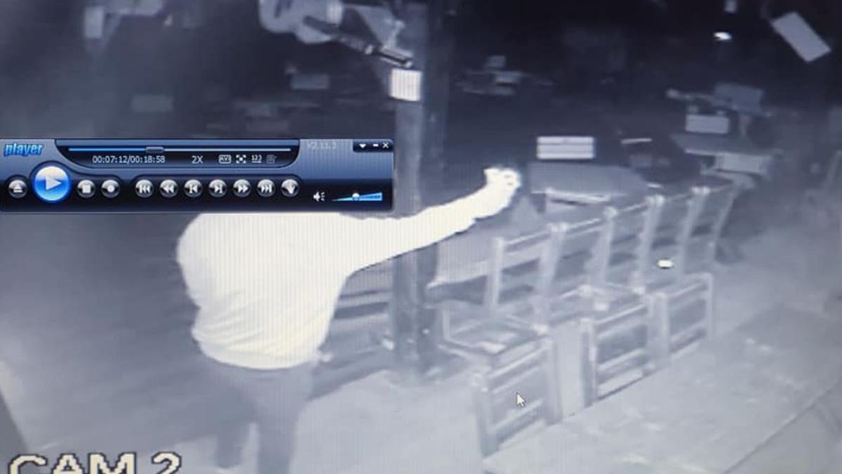 un tanar a jefuit un club din suceava si apoi si a facut un selfie imaginile au ajuns pe facebook