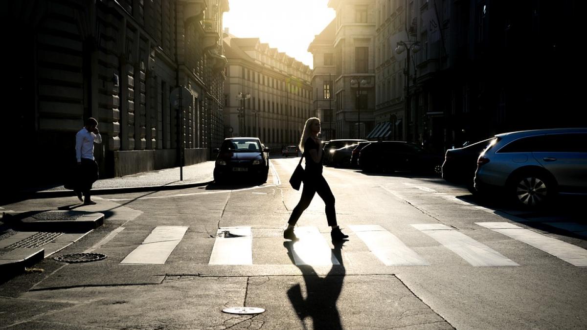 tanara de 18 ani ridicata de pe strada si fortata sa urce intr o masina de catre doi barbati cateva