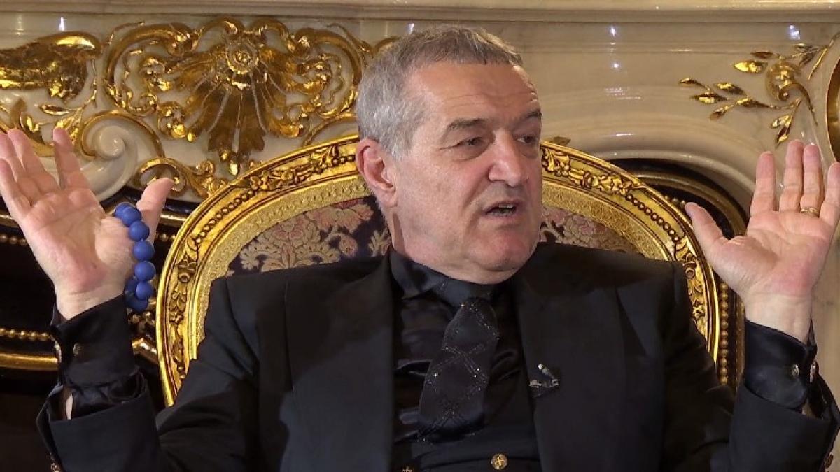 gigi becali a impartit bani oamenilor nevoiasi in fata casei sale