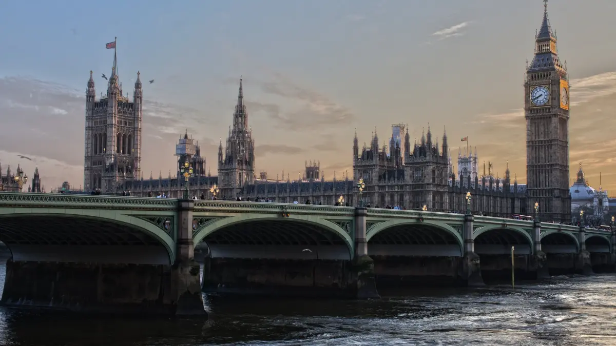scene socante in centrul londrei se pregatea sa si dea foc chiar in fata palatului westminster