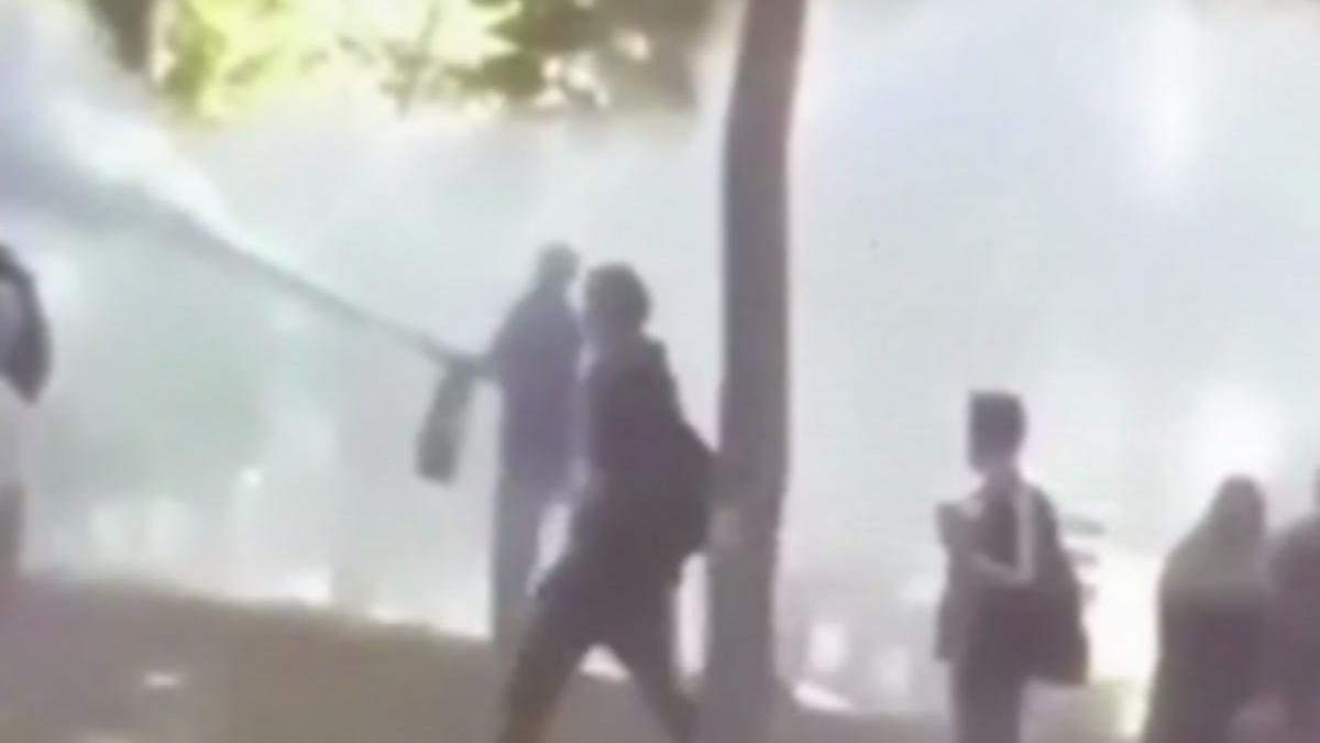 elevi goniti cu extinctorul pentru ca fumau in curtea liceului