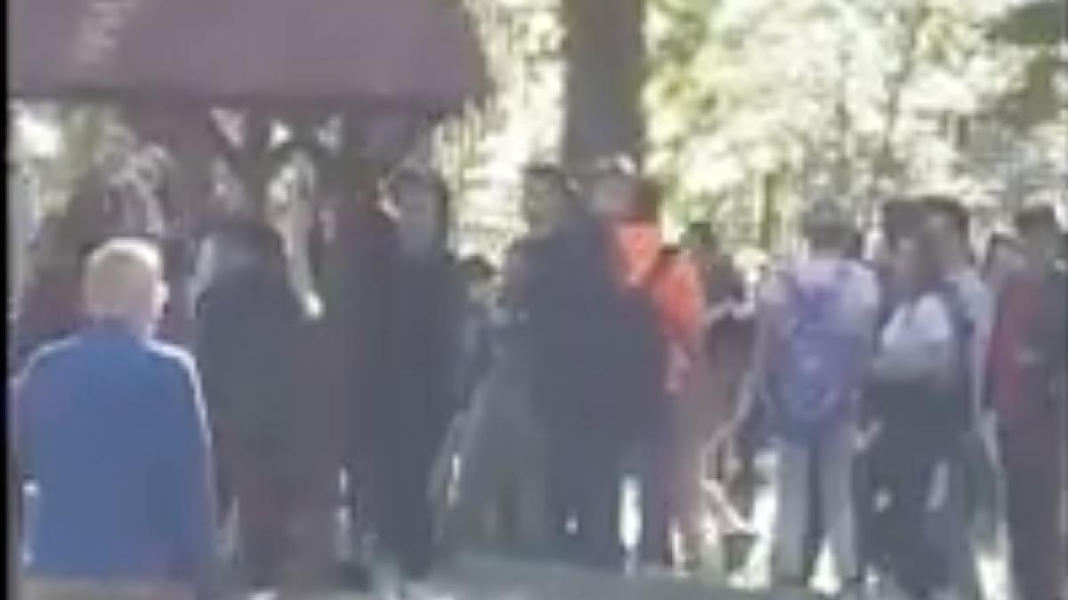 enervat la culme ca elevii continua sa fumeze langa parcul de langa scoala directorul unui liceu