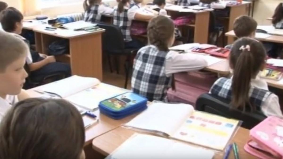 ministerul educatiei amendat pentru ca nu a asigurat manuale de limba romana speciale pentru elevii