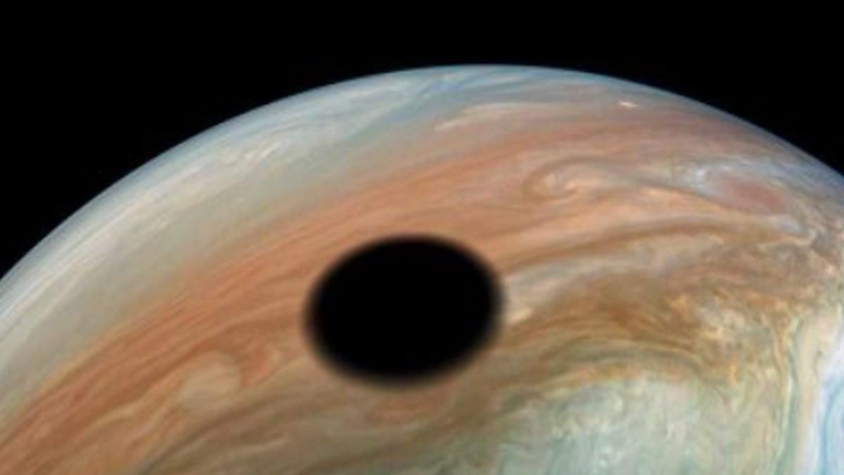 descoperirea facuta de nasa pe jupiter ce reprezinta punctul negru urias