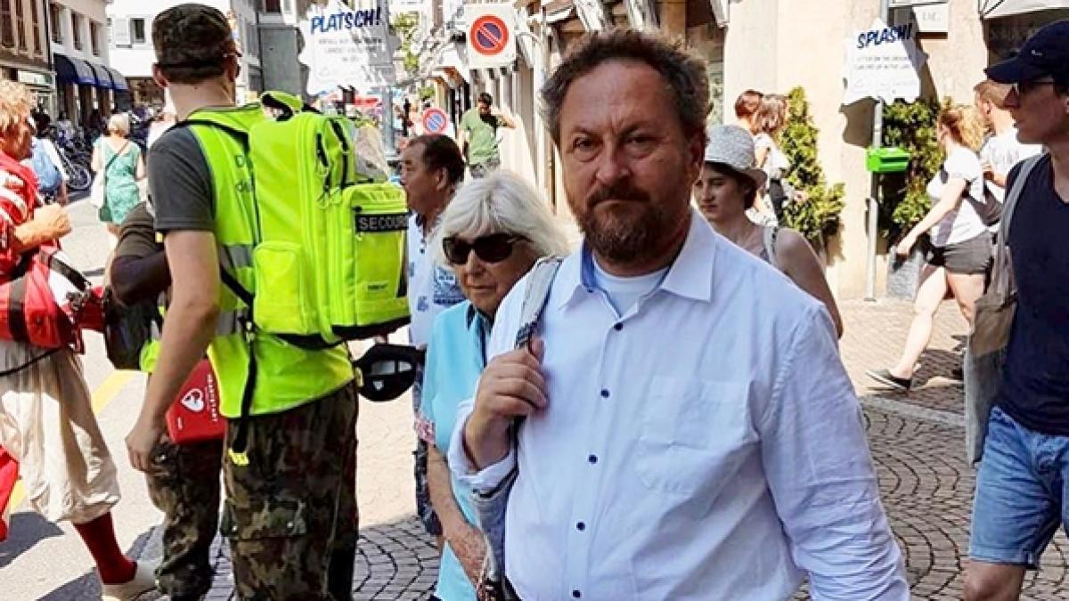 fostul episcop onila se relaxeaza pe meleaguri franceze in timp ce ancheta privind scandalul sexual