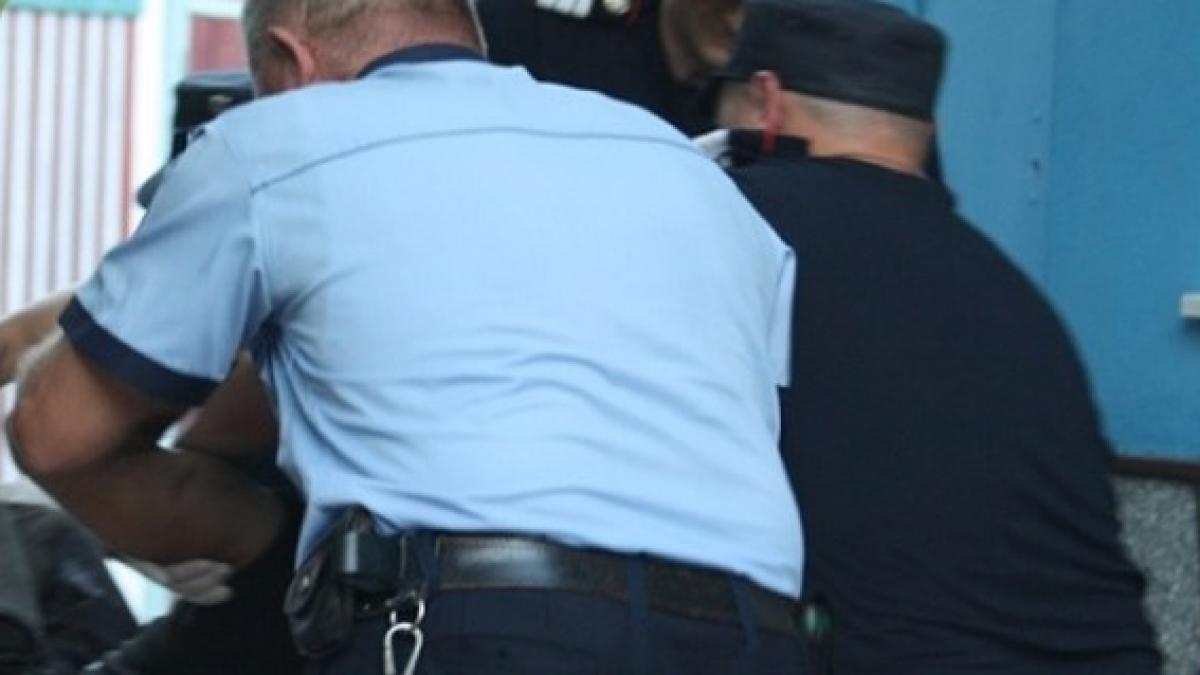 se aflau intr o statie de autobuz din resita cand au vazut un barbat suspect cand si au dat seama