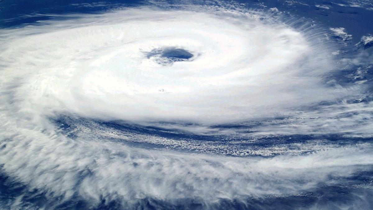 un uragan puternic se indreapta spre irlanda temperaturi la pragul de inghet si rafale de vant de