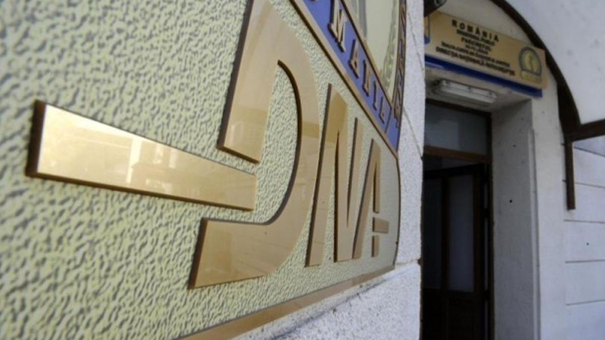 doi fosti consilieri generali din bucuresti sunt urmariti penal de dna pentru trafic de influenta