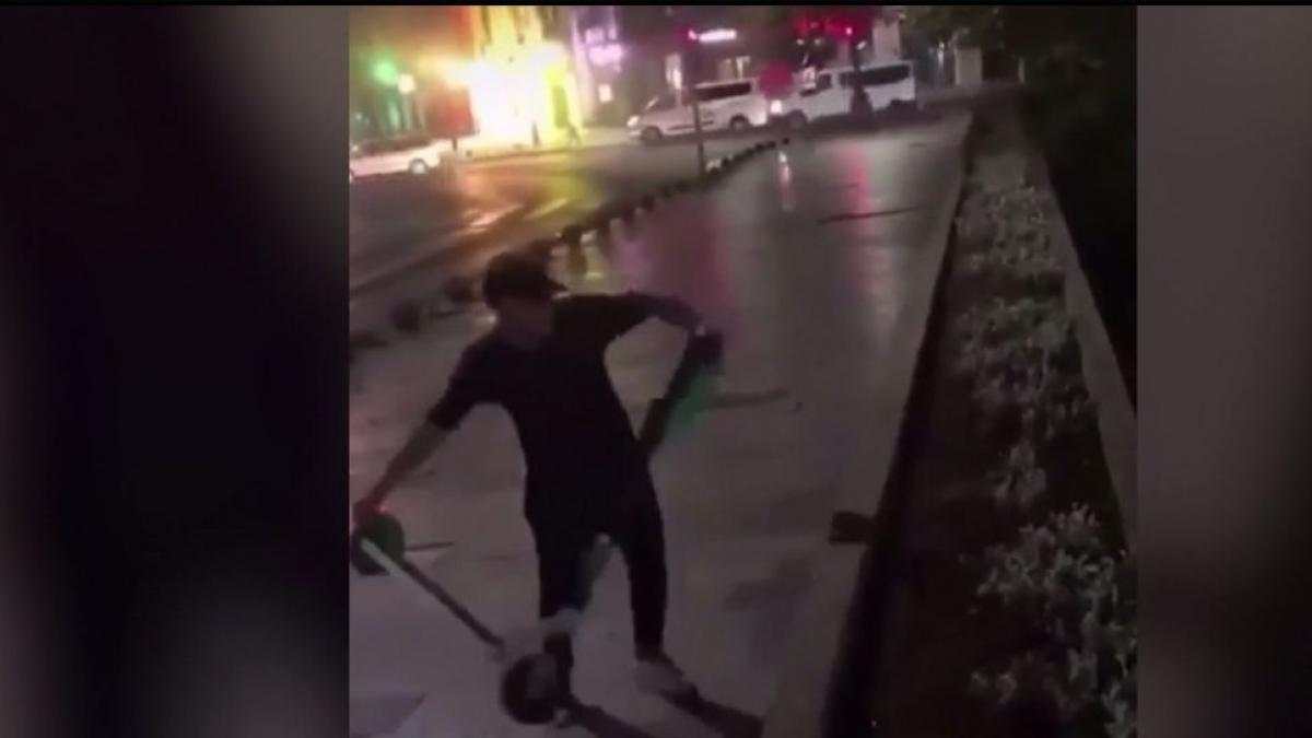 tanar din capitala surprins cum arunca o trotineta in raul dambovita