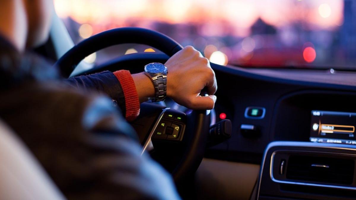 un tanar din cluj a furat o masina cu proprietarul la volan cum a reusit