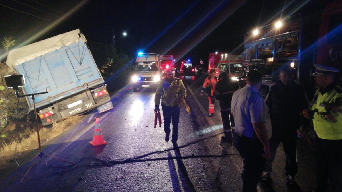 carnagiu pe o sosea din ialomita zece persoane au murit si alte sapte sunt grav ranite dupa ce un