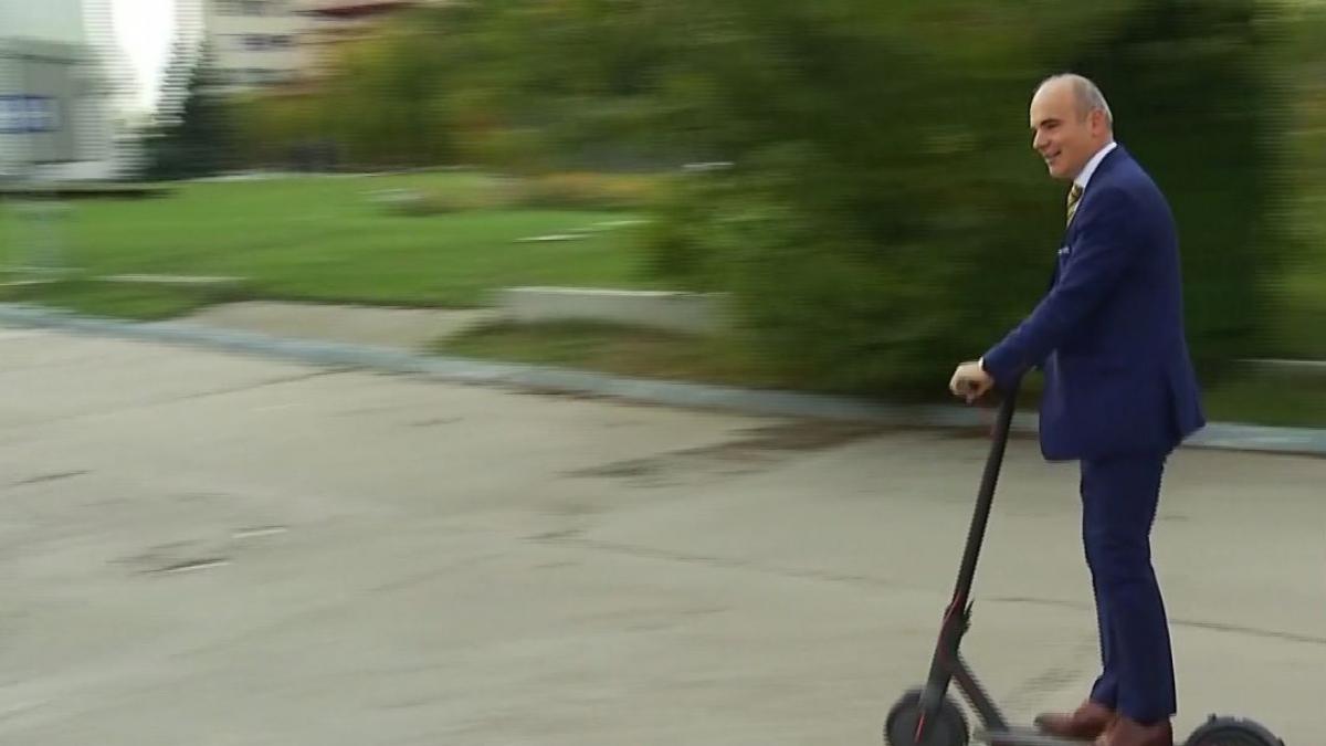 imagini inedite cu rares bogdan pe trotineta in viteza spre guvernare