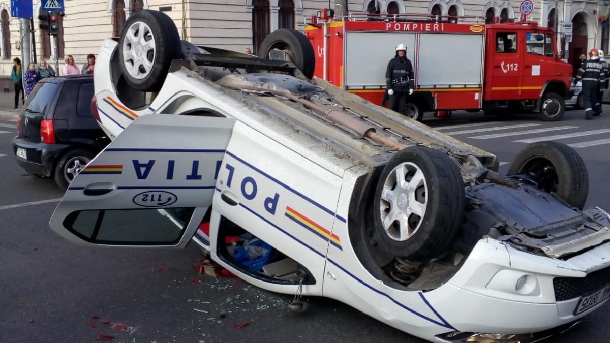 incindent neobisnuit in centrul clujului o masina de politie s a rasturnat