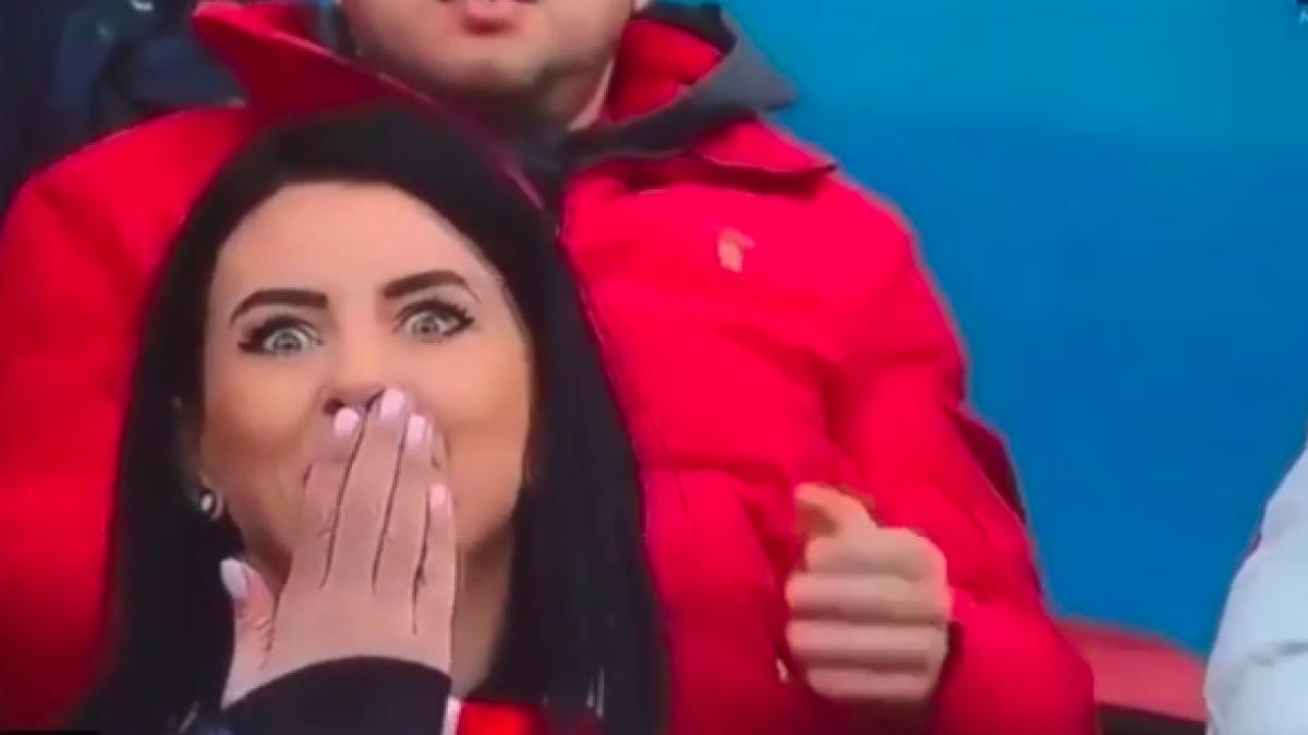 andreea era la un meci de fotbal in tribune si facea ceva rusinos cand si a dat seama ca o vede