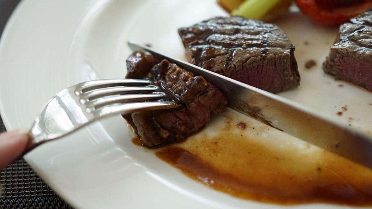 carne expirata descoperita in cantina unei scoli din baia mare