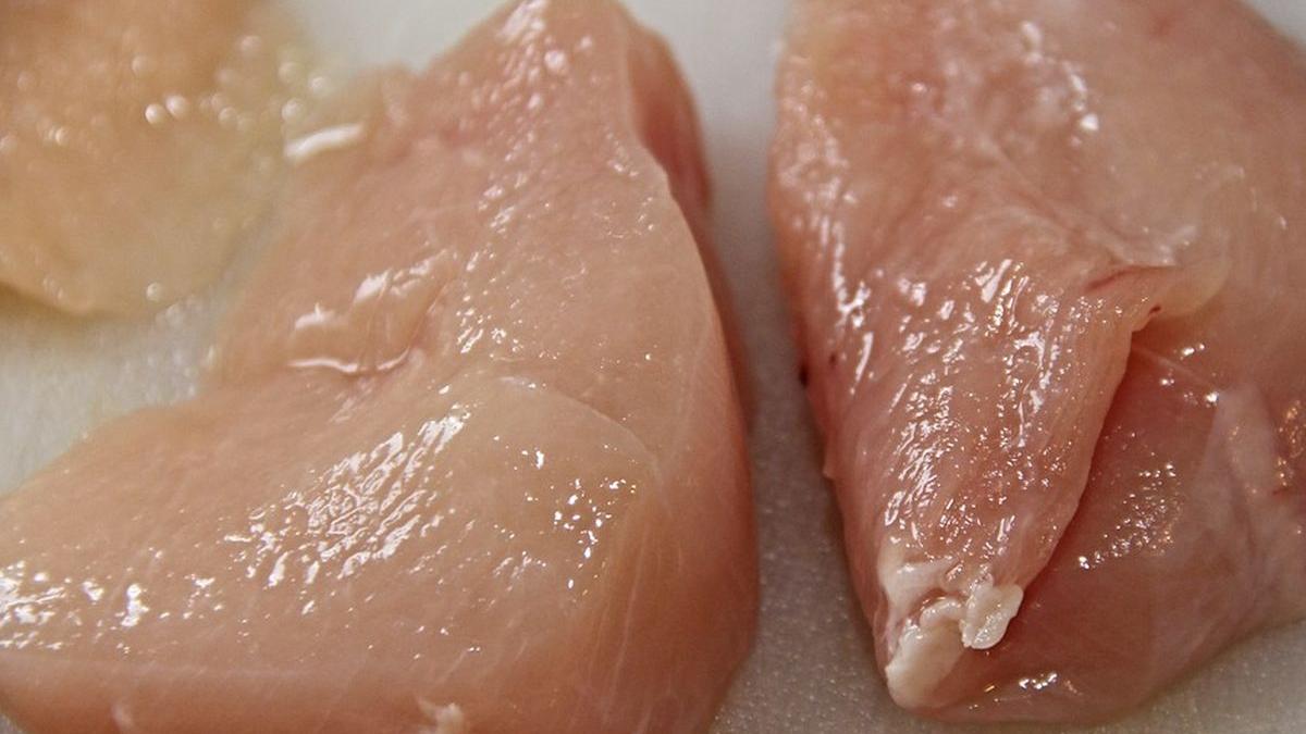 pui vopsiti in galben intr o piata din galati comerciantii voiau sa i vanda ca pui de tara video