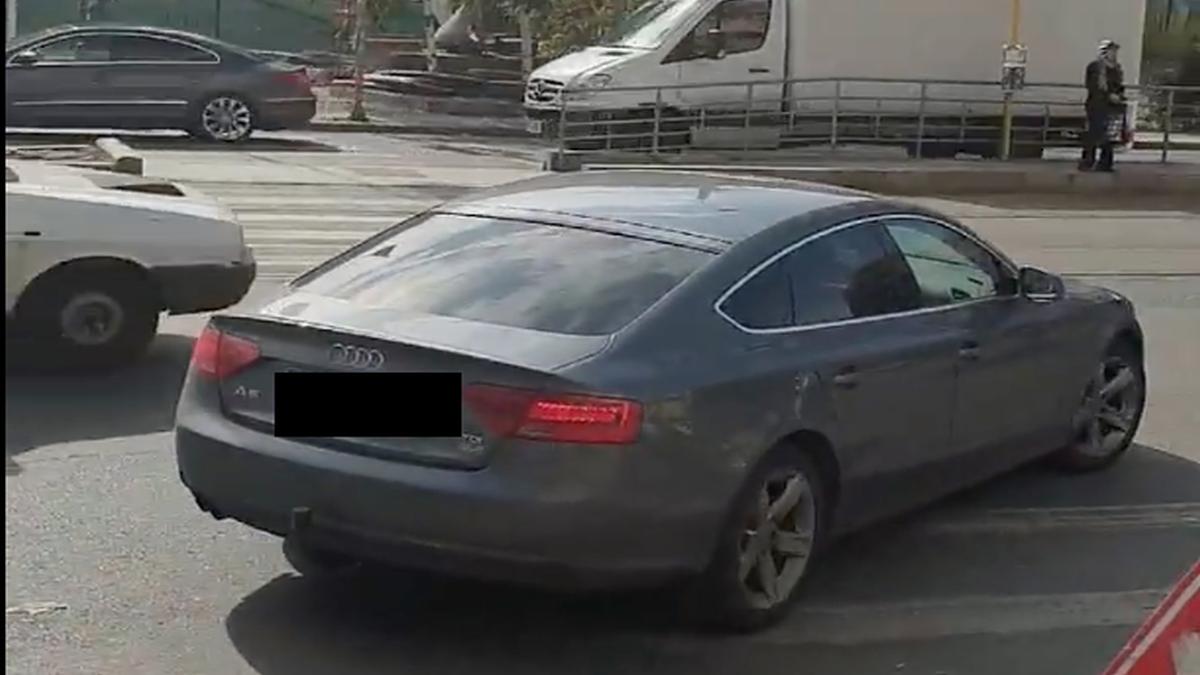 alexandru se afla pe bulevardul dacia din bucuresti cand a observat ceva cu totul scandalos cand a