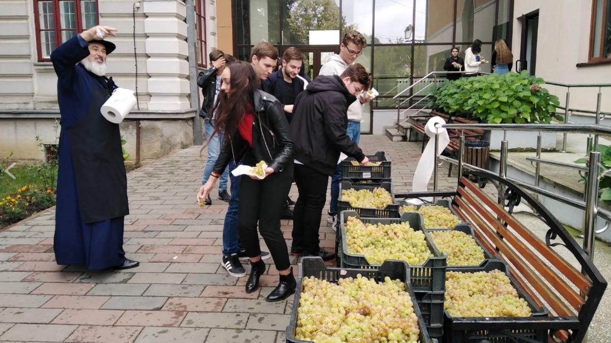 gest impresionant facut de un preot pentru mai multi elevi cum au fost primiti la liceu