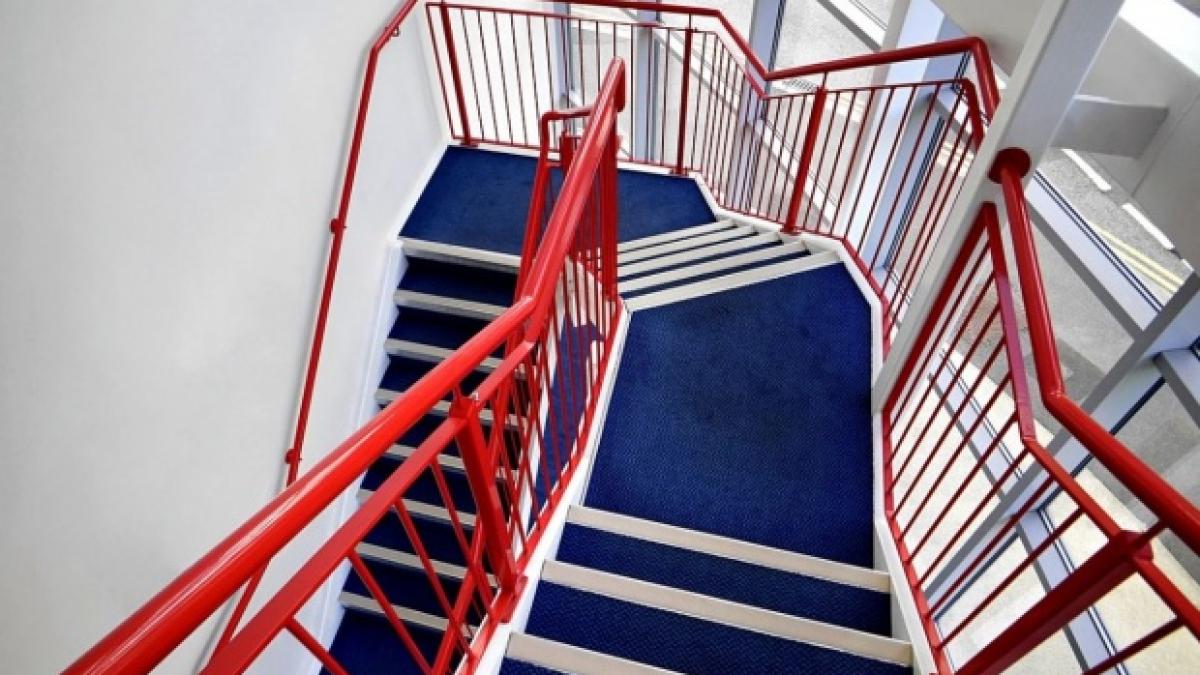 a murit baiatul de 13 ani care a cazut in gol de pe balustrada scarilor de la o scoala din nasaud