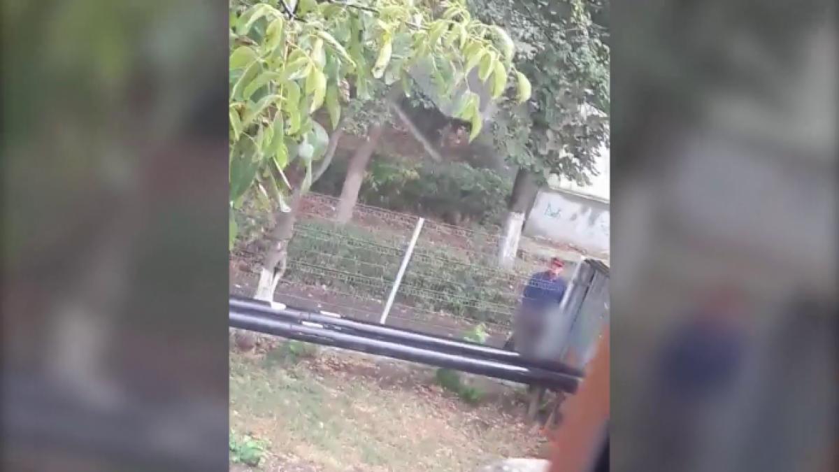 gesturi obscene facute de un barbat in fata liceului pedagogic din buzau totul a fost filmat video