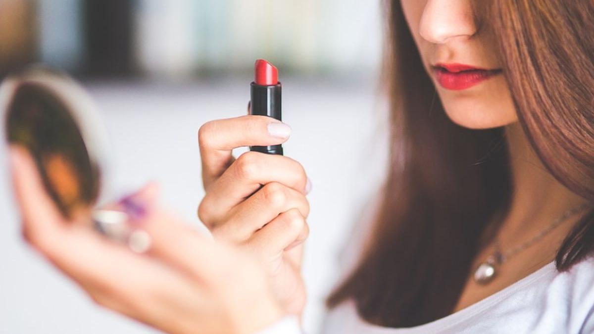 proxeneti romani care duceau tinere in olanda prinsi de diicot