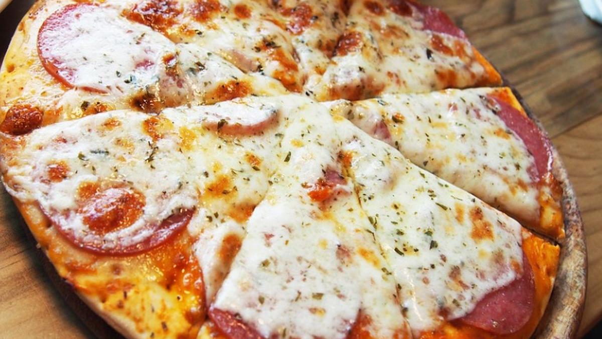 reteta pizza facuta in casa gata in doar 15 minute