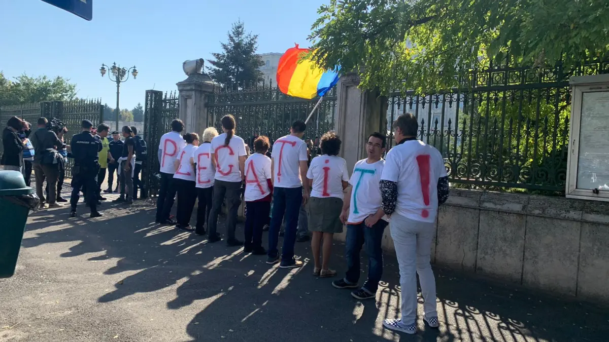 protest in fata palatului parlamentului in timpul motiunii de cenzura