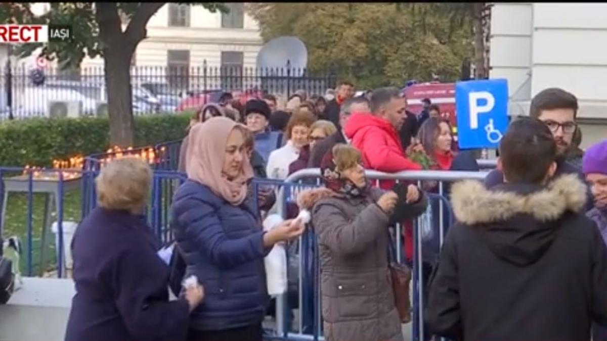 imbulzeala de nedescris la catedrala mitropolitana din iasi sute de credinciosi s au calcat in