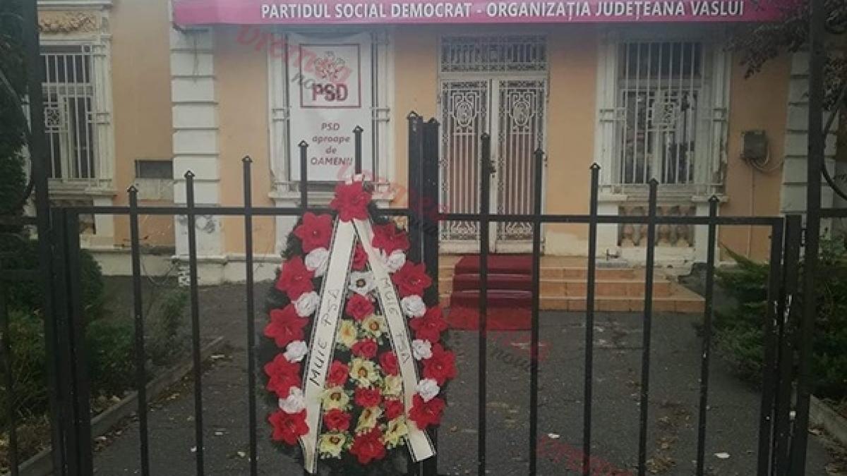 psd umilit la vaslui dupa caderea guvernului o coroana de flori a fost agatata de gardul