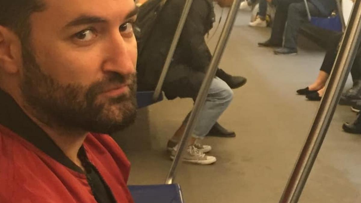 smiley si a surprins fanii si a iesit la o plimbare cu metroul calatorii au crezut ca nu vad bine