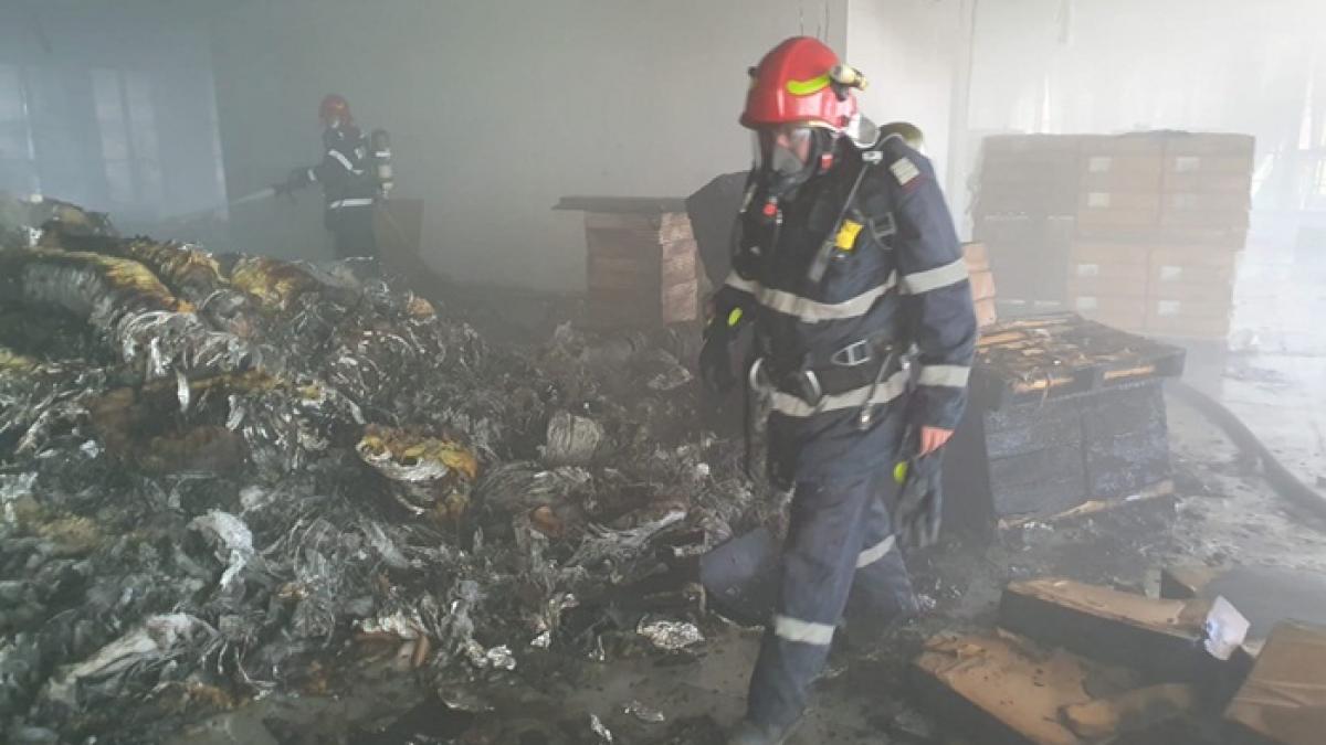 incendiu puternic la o cladire de birouri din timisoara zeci de muncitori au fost evacuati video