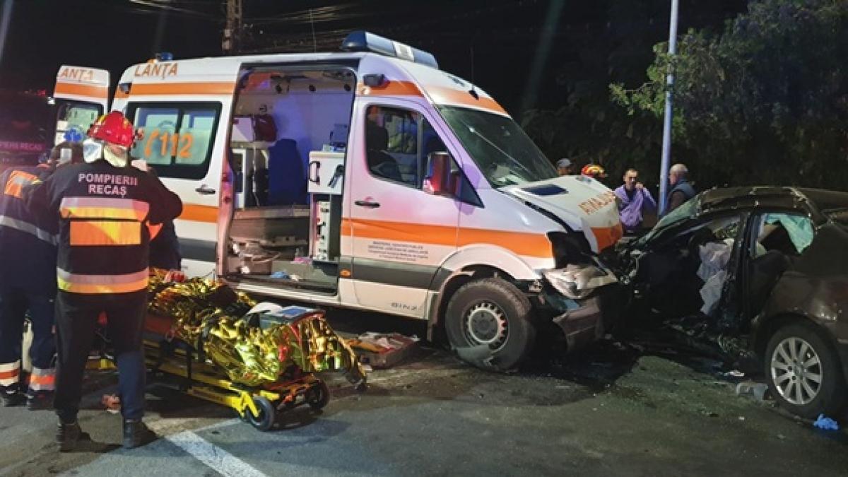 accident grav in timis ambulanta lovita puternic in timp ce transporta un pacient intubat