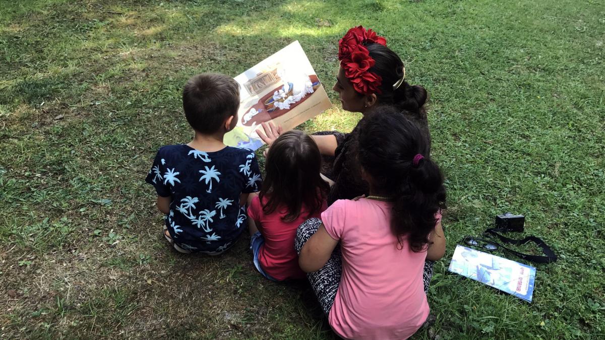 jurnalistul care aduce cartea la sate vrancea locul uitat in umbra politicii am vazut copiii