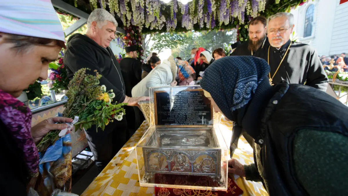 preotul a zarit o femeie venind spre altar cu un imens covor persan parinte sotul meu are 45 de ani