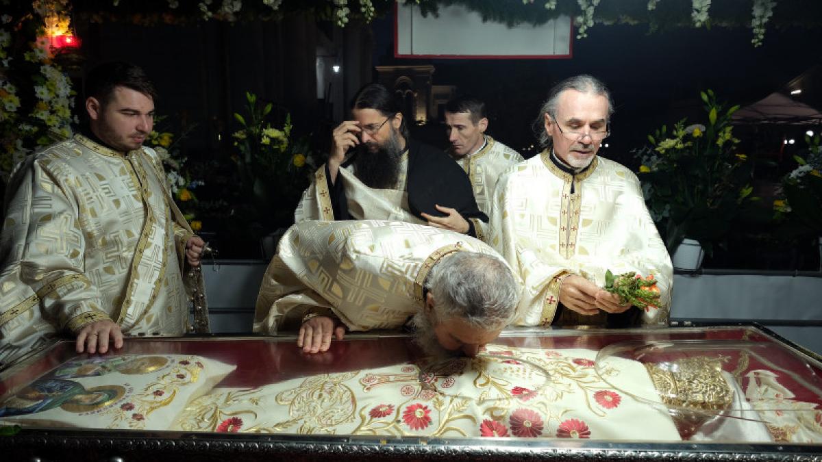 barbatul s a asezat in genunchi la moastele sfintei parascheva si a rostit in lacrimi o rugaciune