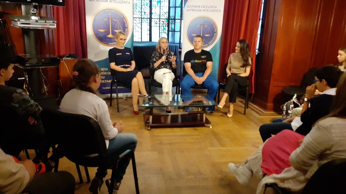 gabriela szabo fata in fata cu elevii in cadrul proiectului romania ta