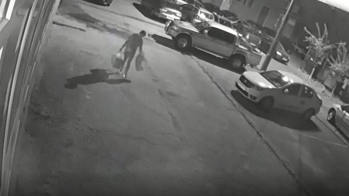 un om de afaceri din petrosani s a trezit dimineata cu usa deschisa si cu toti banii din seif