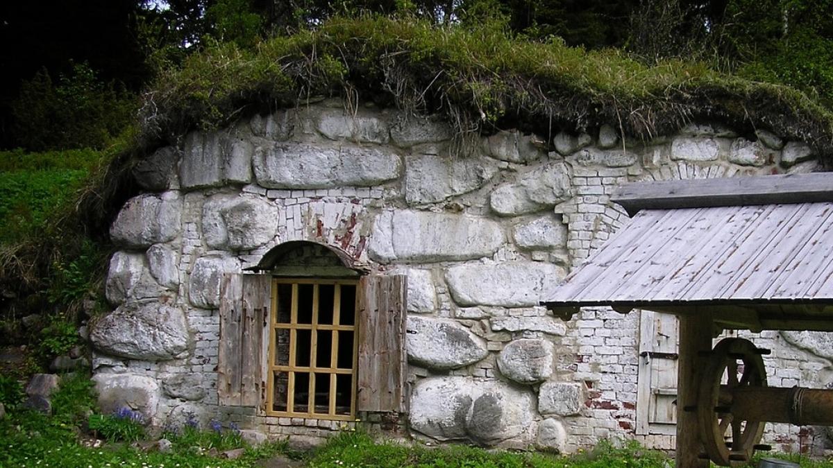 Descoperire șocantă în Olanda, sub pământ. O familie a trăit nouă ani într-o pivniţă aşteptând „sfârşitul lumii”