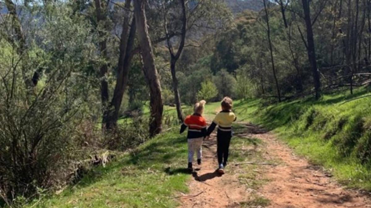 iesise sa se plimbe cu copiii ei in apropiere de casa si le a facut o poza mai tarziu cand s a