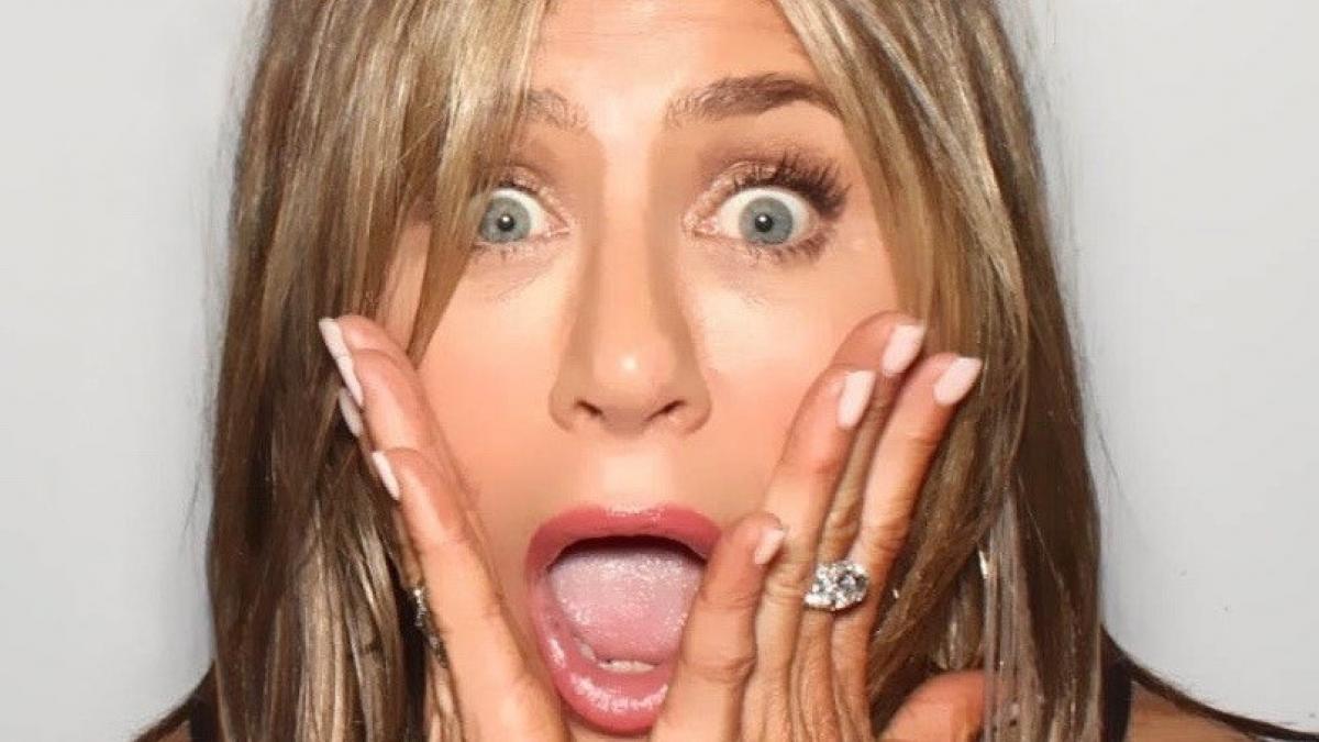 jennifer aniston a blocat aplicatia instagram a postat un selfie alaturi de actorii din friends