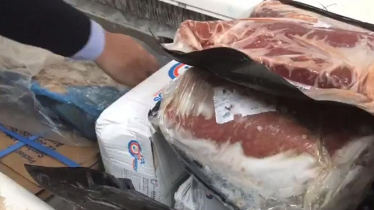 alimente expirate tinute in mizerie intr o cunoscuta piata din capitala carne cu rugina pericol