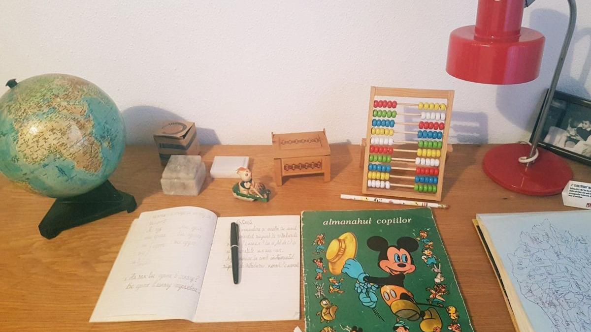 locul din bucuresti unde vezi cum era sa traiesti in comunism uniforma de pionier cartelele de