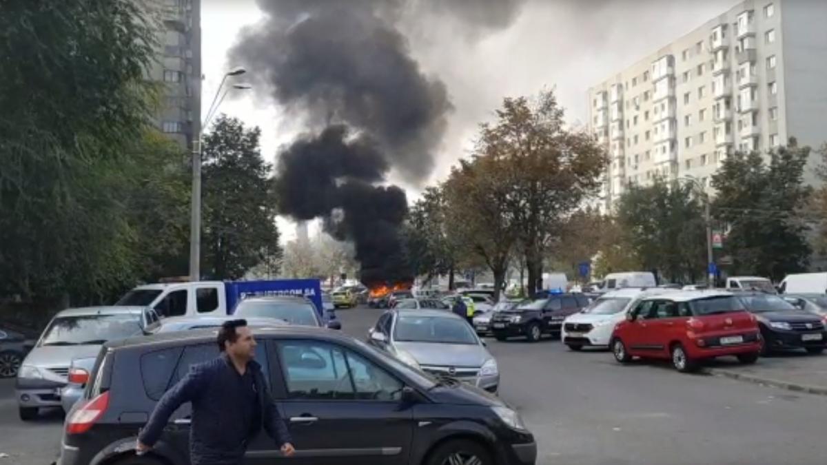 o masina a fost cuprinsa de flacari in capitala un scurtcircuit ar fi provocat incendiul
