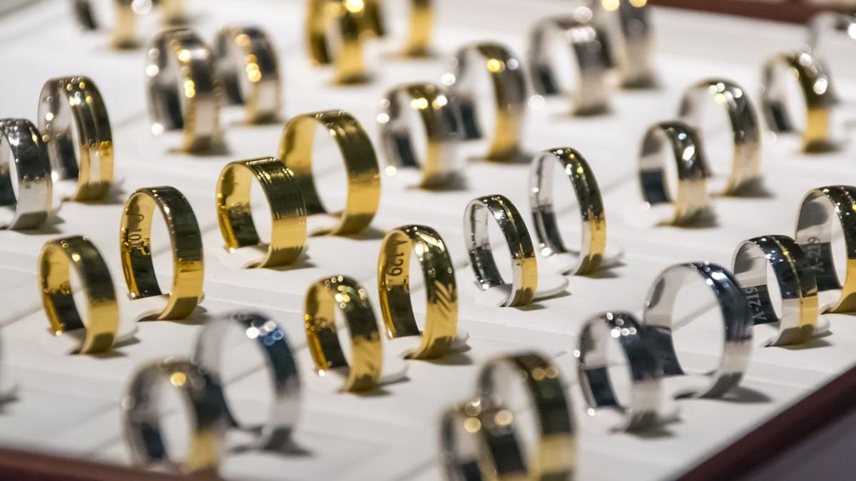 patronul unei case de amanet acuza ca politistii i au evaporat 15 kilograme de aur au inlocuit