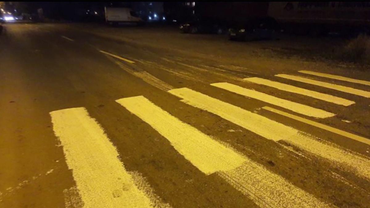 un localnic din piatra neamt si a facut singur trecere de pietoni cu bidineaua