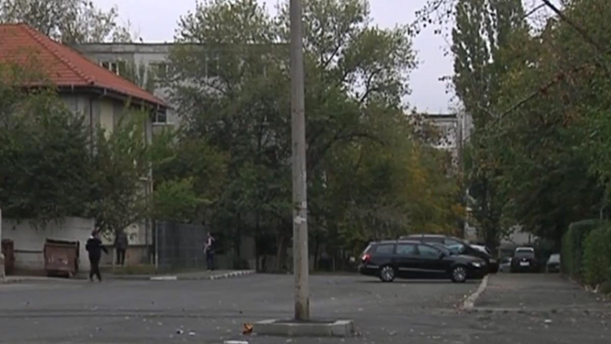 dorel a lovit intr un cartier din galati stalp de electricitate in mijlocul drumului