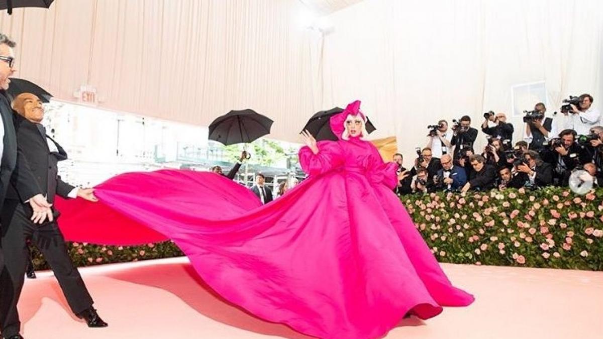 lady gaga e cazut de pe scena in bratele unui admirator am crezut ca a murit video